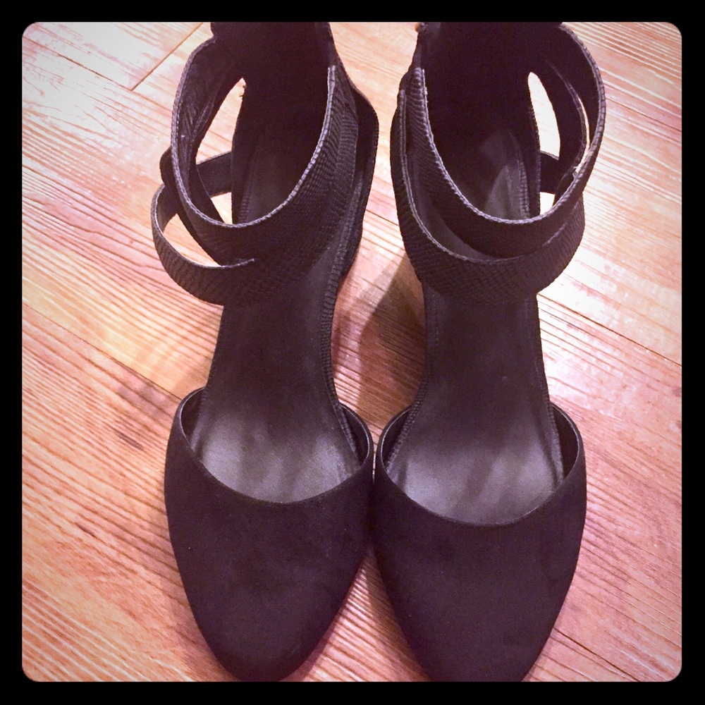 Two-tone low criss-cross strappy heel. 10W